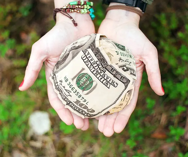 The Role of Psychological Factors in Personal Finance: How Biases Shape Economic Decisions